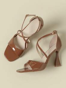 Sandálias de Salto Alto Super de 9cm, Couro Envernizado Brilhante, Decoração de Borboleta e Floral, Stilettos Elegantes de Bico Aberto, Moda Sexy, Adequado para Vestidos, Design de Luxo Leve e Versátil, Disponível em Marrom e Cores de Doce, Primavera/Outono 2026, Tamanho 3-10 - Castanho - Visão 5