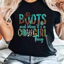 1 pieza Camiseta Divertida con Estampado de Botas y Brillos "Es Cosa de Vaquera" y Sombrero de Rodeo, Camiseta de Algodón para Mujer, Manga Corta, Cuello Redondo, Top Casual para Primavera y Verano, Ropa de Mujer, 180g 100% Algodón - Negro - Ver 7