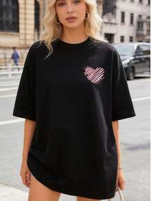 Camiseta informal y bonita de manga corta y cuello redondo para mujer, color negro, con estampado de corazón rosa. Top de largo normal con tejido ligeramente elástico. - Negro - Ver 1