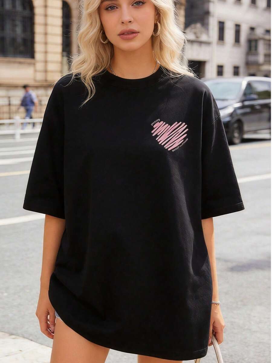 Camiseta informal y bonita de manga corta y cuello redondo para mujer, color negro, con estampado de corazón rosa. Top de largo normal con tejido ligeramente elástico. - Negro - Ver 1