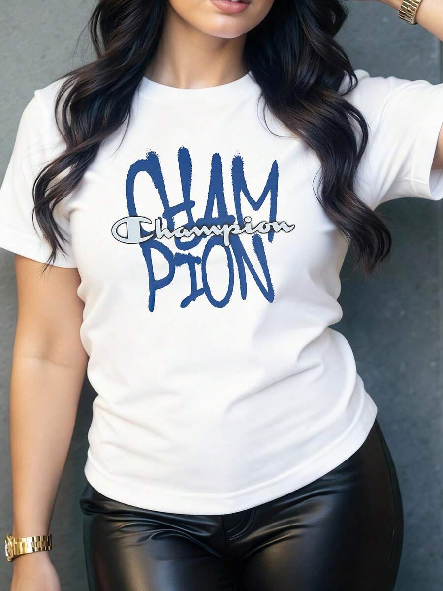 Palabra artística con tipografía dinámica que representa fuerza superación y espíritu competitivo en tonos azules camiseta para mujer de corte casual y cómodo ideal para uso diario - Blanco - Ver 1