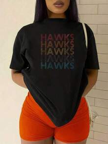 The Image Shows The Word HAWKS Repeated In Colored Lines That Symbolize Energy, Freedom, And Strength With A Modern Style That Conveys Movement And Confidence. Women's T-Shirts, 100% Cotton, Soft, Comfortable, Casual Everyday Style, 184g - 黑色 - 查看 2