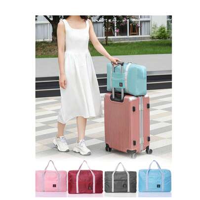 Bolso de viaje de gran capacidad de 4 colores, bolso plegable ligero con correa para equipaje, material de nailon impermeable, bolso de fin de semana/noche para mujeres, bolso deportivo/gimnasio multifuncional y portátil en rosa, rojo, gris, azul, adecuado para viajes, viajes de negocios, fitness, playa, camping, uso diario, se puede colocar debajo del asiento del avión y se conecta fácilmente a la maleta.