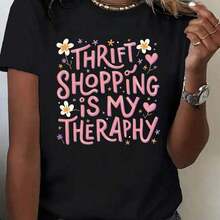 Camiseta Fresca de Verano para Mujer, Estilo Casual, de Segunda Mano - Camiseta con Estampado "La Compra de Segunda Mano Es Mi Terapia", con Corazones Florales y Estrellas, Manga Corta, Cuello Redondo, Adecuada para Primavera, Verano y Otoño, Ropa Casual| Diseño Divertido| Ajuste cómodo, Diseño artístico, Uso diario, Para hombre, Para mujer, Moda - Negro - Ver 1