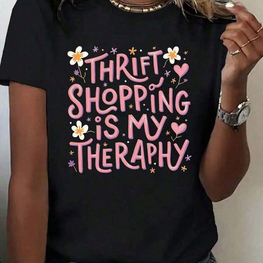 Camiseta Fresca de Verano para Mujer, Estilo Casual, de Segunda Mano - Camiseta con Estampado "La Compra de Segunda Mano Es Mi Terapia", con Corazones Florales y Estrellas, Manga Corta, Cuello Redondo, Adecuada para Primavera, Verano y Otoño, Ropa Casual| Diseño Divertido| Ajuste cómodo, Diseño artístico, Uso diario, Para hombre, Para mujer, Moda - Negro - Ver 1
