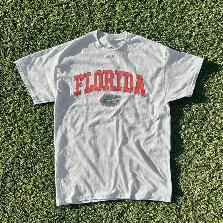 Free Shipping On 2026 Summer New Arrivals Short-Sleeved Graphic Tops, Retro Florida State University Alligator White T-Shirt, Retro Cotton T-Shirt. - 淺灰色 - 查看 1
