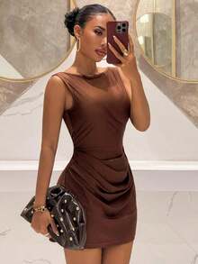 2025 Nuevo vestido mini de línea A con cuello en V sin mangas, cintura fruncida, espalda abierta, decoración de cadena de perlas, de satén elástico, color marrón, adecuado para fiesta de cumpleaños, San Valentín, Halloween, Navidad, vestido de ya - Marrón - Ver 2