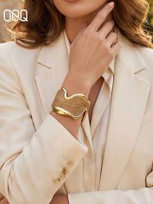 OOQ 1pc Minimalist Gold-Rimmed V-Shaped Woven Raffia Bracelet, Fashion Personalized Design Elegant Open Adjustable Size Bangle, Suitable For Holidays, Parties, Beach, Music Festivals, Galas (Handmade Raffia Weaving, Random Direction And Shape) - Khaki - View 3