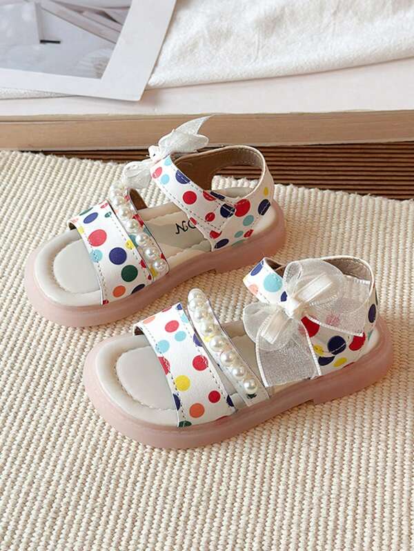 Sandales polyvalentes à la mode et mignonnes pour filles, nouvelles sandales plates d'été confortables et décontractées pour l'extérieur, l'école, la danse, avec décoration de perle et nœud. Chaussures d'intérieur antidérapantes pour tout-petits
