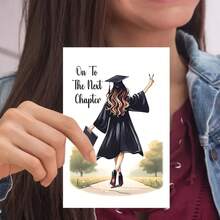 Thiệp chúc mừng chất lượng cao được làm từ giấy bìa cứng, kèm theo phong bì, có hình mũ tốt nghiệp và bằng tốt nghiệp, cùng thông điệp "Bắt đầu một chương mới", rất thích hợp để làm quà tặng cho bạn bè và gia đình. - Bộ - Xem 6