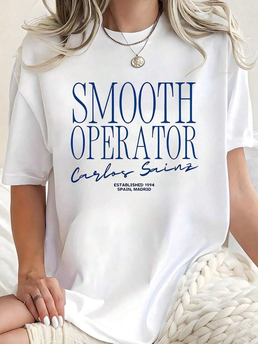 White T-Shirt With "Smooth Operator" Quote By Carlos Sainz F1, Graphic T-Shirt Of The Spanish Driver, Oversized Loose Blouse, Urban Sporty Style, F1 Fan Gift Tops - 白色的 - 查看 1