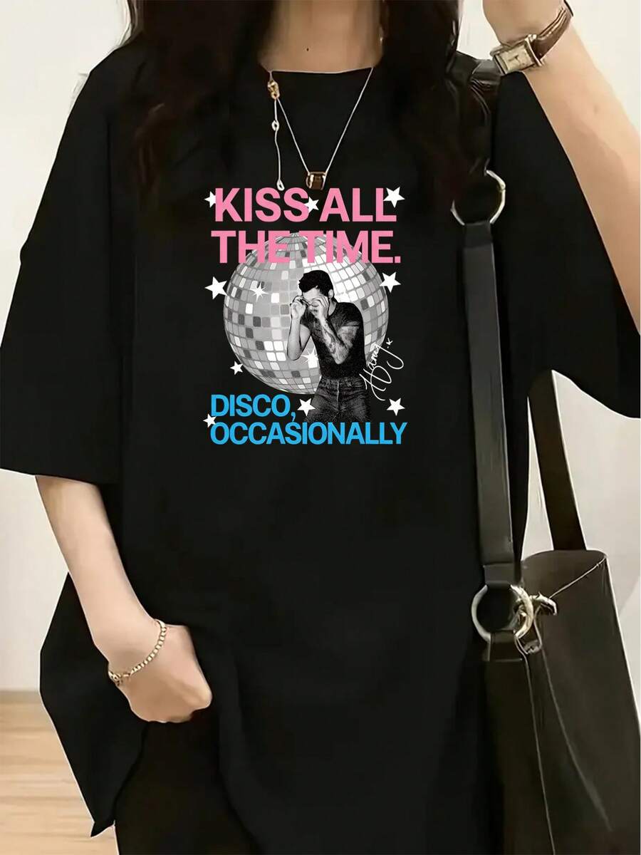 La icónica pose de escenario cubriéndose los ojos y sosteniendo su rostro, combinada con sus tatuajes y su vestimenta informal, es un momento clásico que los fans pueden reconocer de inmediato, impreso en una camiseta - Camiseta casual de manga corta con cuello redondo para mujer, suave, de corte holgado y de alta calidad. - Negro - Ver 1