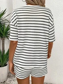 Conjunto Casual de Dos Piezas para Mujer: Top a Rayas con Cuello Redondo y Hombros Caídos y Pantalones Cortos con Cintura Ajustable - BLANCO - Ver 2