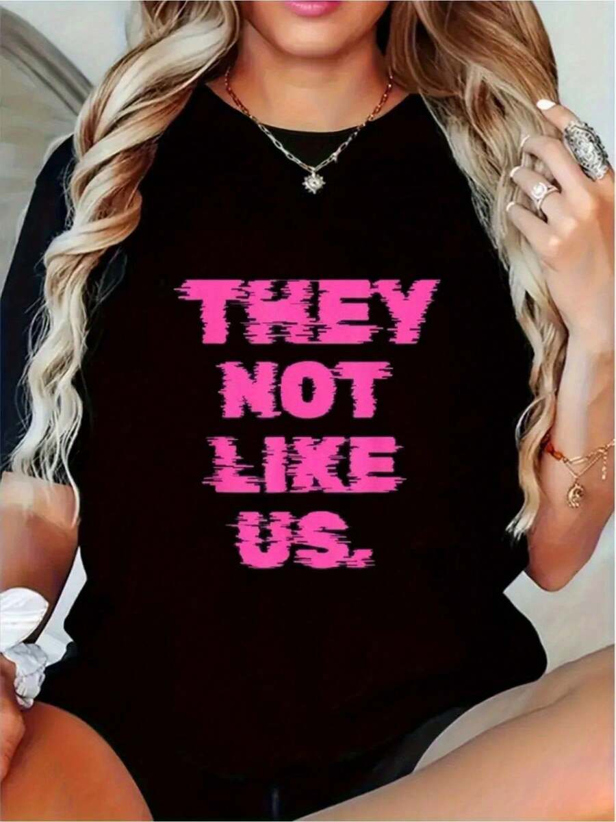 1 camiseta de cuello redondo con estampado "They Don't Like Us" |   Negro con estampado rosa desgastado, tela ligera, camiseta casual de verano, perfecta para uso diario, mangas cortas, longitud regular, 180g 100% algodón. - Negro - Ver 1