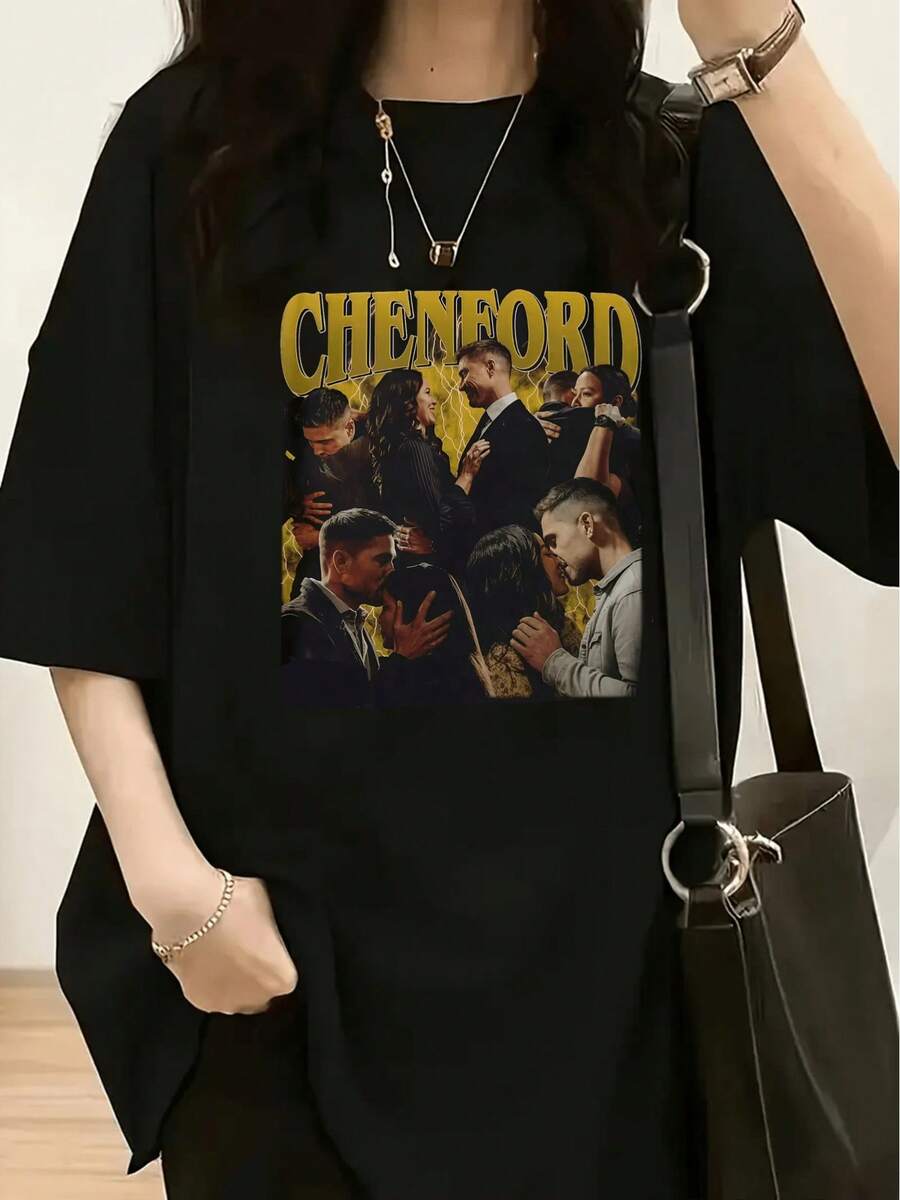 DeekaFashions Vår-/Sommarkollektion För Kvinnor Inkluderar En T-Shirt Med En Slående Guldfärgad Text Som Lyder "CHENFORD", Tillsammans Med Ett Collage Av Olika Interaktiva Scener Med Karaktärer Under. Den övergripande Designen Har En Retro Collagestil. Lös Och Bekväm Passform. - 黑色 - 查看 1