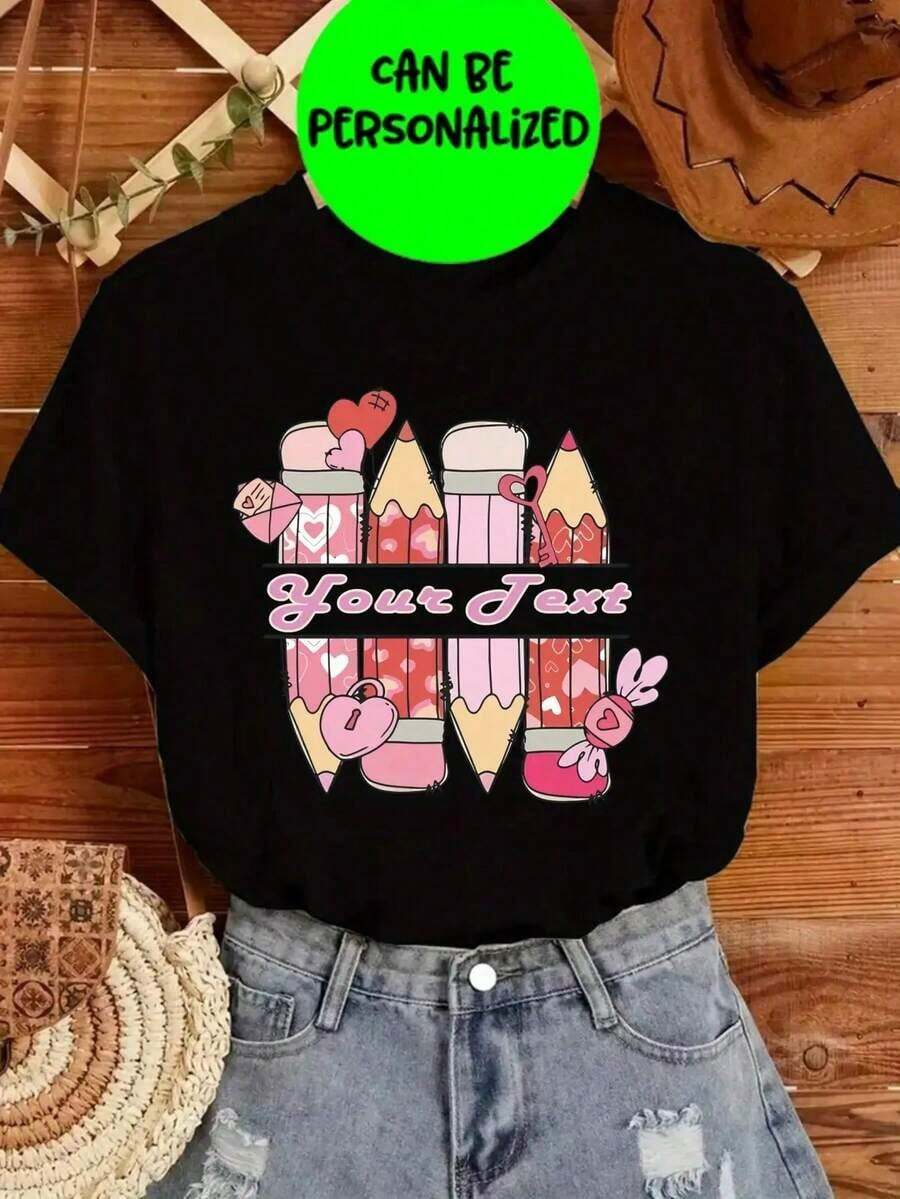 Camiseta personalizada para hombres y mujeres de San Valentín y Día del Maestro - Impresión de nombre personalizado en el pecho, diseño gráfico de corazón y suministros, elegante y casual de manga corta, lavable a máquina, camisetas de San Valentín, atuendo romántico, diseño divertido, camiseta de tela suave Y2k Camiseta Camisa De - Negro - Ver 1