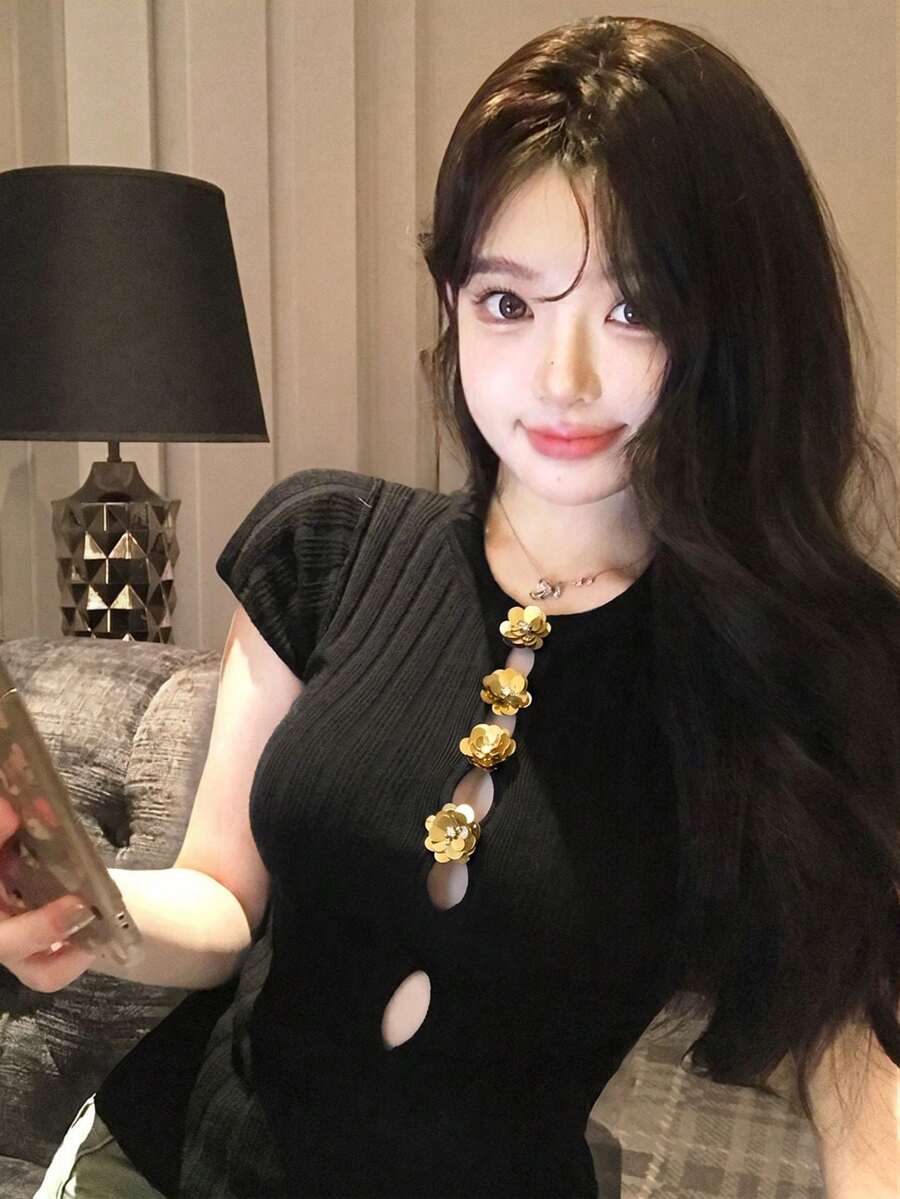 2026春夏新款性感露脐上衣，女士短袖针织衫，饰有金属花朵纽扣和镂空圆领，修身版型，黑色 - 黑色 - 查看 1