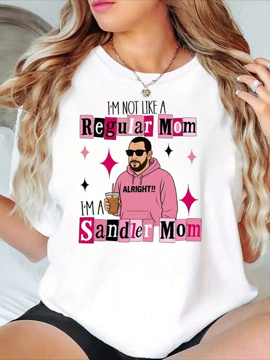 Women's Urban Vintage-Style Clothing For Spring And Summer, Featuring A Cartoon Image Of Adam Sandler Accompanied By The Humorous Text "She's Not A Normal Mom, She's Sandler's Mom," Creating A Fun Fan Culture Vibe. 100% Breathable Cotton T-Shirt. - 白色 - 查看 1
