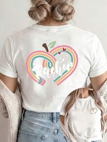 [Estampado Doble Cara] Camiseta de Mujer, Manga Corta y Cuello Redondo, Diseño Casual con Patrón de Corazón Arcoíris en Forma de Manzana, Texto "Maestra" y Decoraciones de Corazones. Lavable a Máquina, Ideal para Uso Casual, Ropa Versátil, Camiseta de Moda y , Material Cómodo, para - Blanco - Ver 2