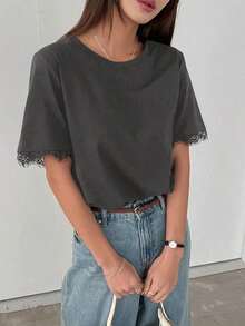 Camiseta de mujer de cuello redondo con encaje de contraste, de manga corta y holgada, para uso casual diario en verano, de vestir informal para mujeres - Gris - Ver 5