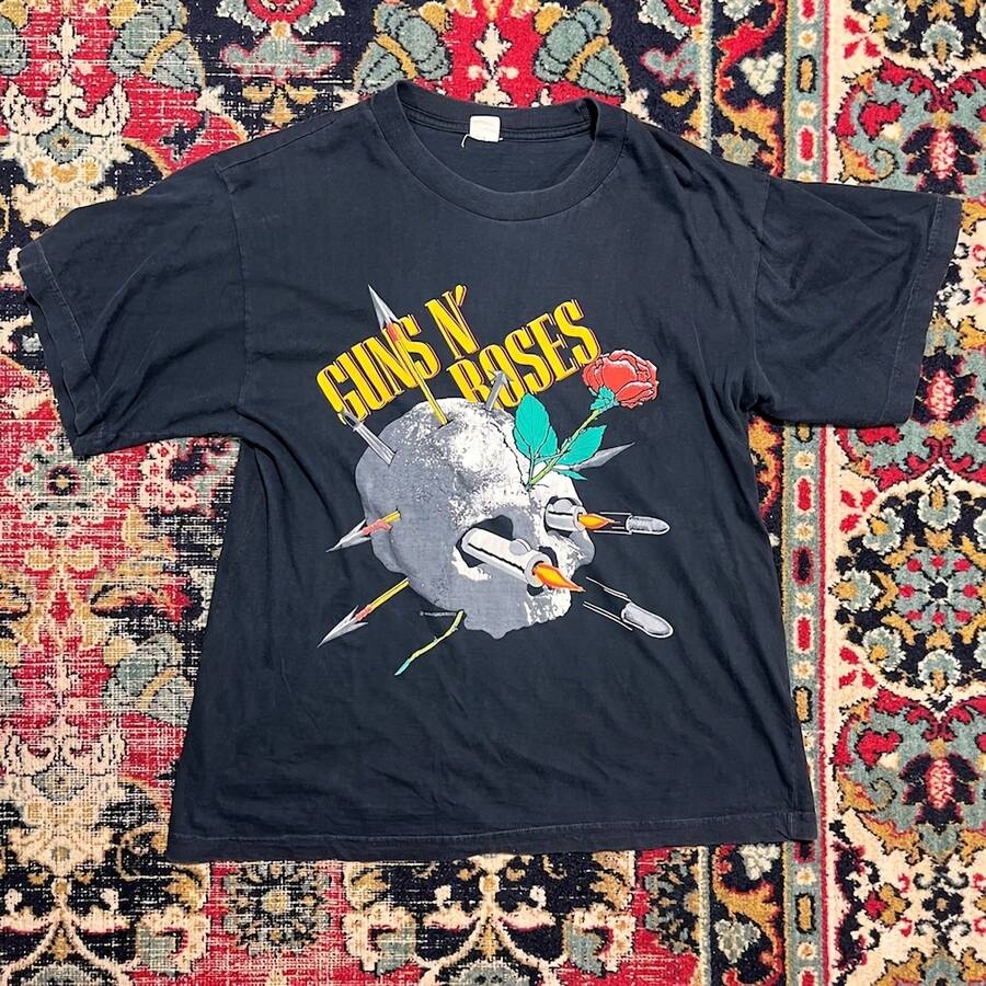 988 Vintage Tour T-Shirt Skull Rose Graphic K Size L220g Heavyweight 100% Cotton T-Shirt. Butterfly Print. Unisex Sizing. Round Neck Inspirational T-Shirt. Cute And Beautiful Y2K-Inspired Summer Top, Perfect For The Outdoors, Home, Work, Or Street Wear. Casual, Loose-Fitting Everyday T-Shirt. - 黑色 - 查看 1