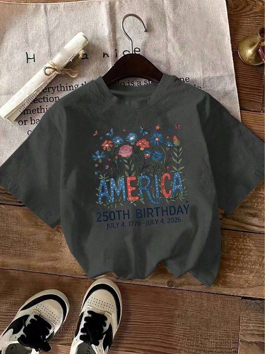 One T-Shirt Celebrating The 250th Anniversary Of The United States' Independence, Featuring A Colorful Floral Design With Butterflies Surrounding The Word 'AMERICA' And The Text '250TH BIRTHDAY'. 180g 100% Cotton, Designs Are Fully Printed. Unisex. - 黑色 - 查看 1
