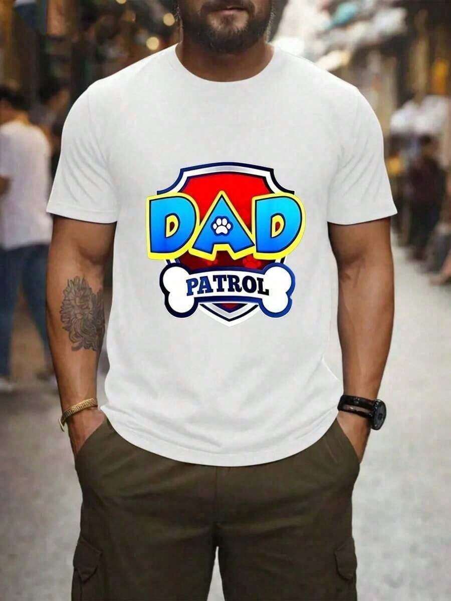 El patrón representa la insignia de un equipo de rescate canino liderado por un padre, con las palabras DAD y PATROL prominentes junto al simbolo de huella, simbolizando unidad y protección camiseta de hombre FCKF - Blanco - Ver 1