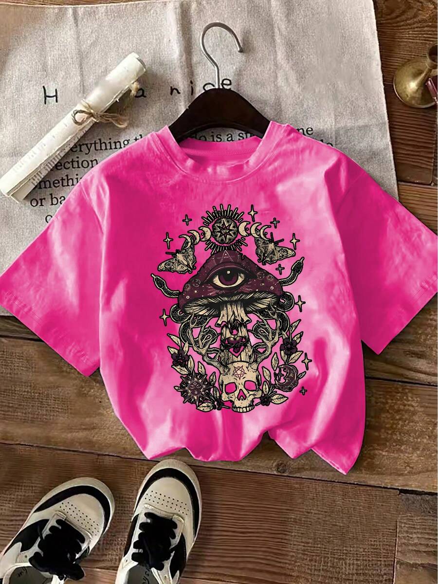 Size Plus, This T-Shirt Features A Fantastical Design Incorporating Occult Symbols, Including A Levitating Eyeball, A Flying Agaric Mushroom, An Ouroboros, A Skull, And Lunar Phases-All Surreal Elements. The Overall Visual Style Blends Dark Magic And Cosmetics. - 玫紅色 - 查看 1