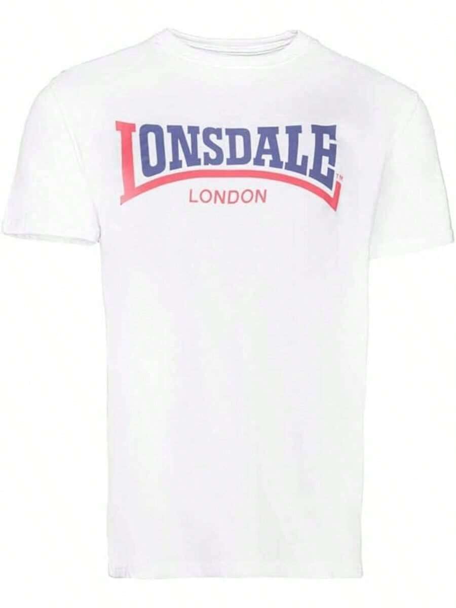 La camiseta presenta el icónico logotipo de Lonsdale London en llamativas letras rojas y blancas, que simbolizan el estilo urbano. Camiseta negra de algodón para hombre, corte ajustado informal.