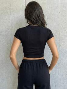 White Fitted Cropped T-Shirt With A Crew Neck And A Graphic Print Featuring The Phrase "I Don't Care." It Has Short Sleeves And A Minimalist Style. Ideal For Spring And Summer, Perfect For The Office, Walks, Vacations, And Everyday Wear. A Versatile Women's Basic Blouse With A Casual Yet Elegant Style That Pairs Well With All Your Favorite Outfits. 8NYG - 黑色 - 查看 5