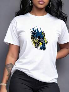 Heroic Figure In Blue And Yellow Tones Symbolizing Bravery And Urban Justice. Women's T-Shirt With Eye-Catching Print And Modern Cut, Ideal For A Sophisticated Casual Look. - 白色 - 查看 6