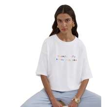 Camiseta de manga corta 100% algodón, estilo europeo y americano, casual y sencilla, inspirada en la dopamina del verano, con estampado artístico de letras, top que estiliza la figura. - Blanco - Ver 5