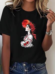 Tallas Grandes - Tallas Grandes - Un Momento Elegante, La Belleza del Estilo .Una camiseta casual de moda para mujer de talla grande, con cuello redondo, para primavera y verano, que presenta un diseño de mujeres vestidas con ropa tradicional con motivos florales y adornada con una flor roja. - Negro - Ver 6