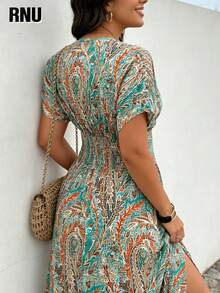 Vestido Maxi Fluido RNU Plus Size Estampa Paisley Boho Azul-Verde e Laranja, Decote V Profundo, Manga Curta, Cintura Elástica Franzida, Fenda Lateral Alta, para Praia e Férias - Verde - Visão 2