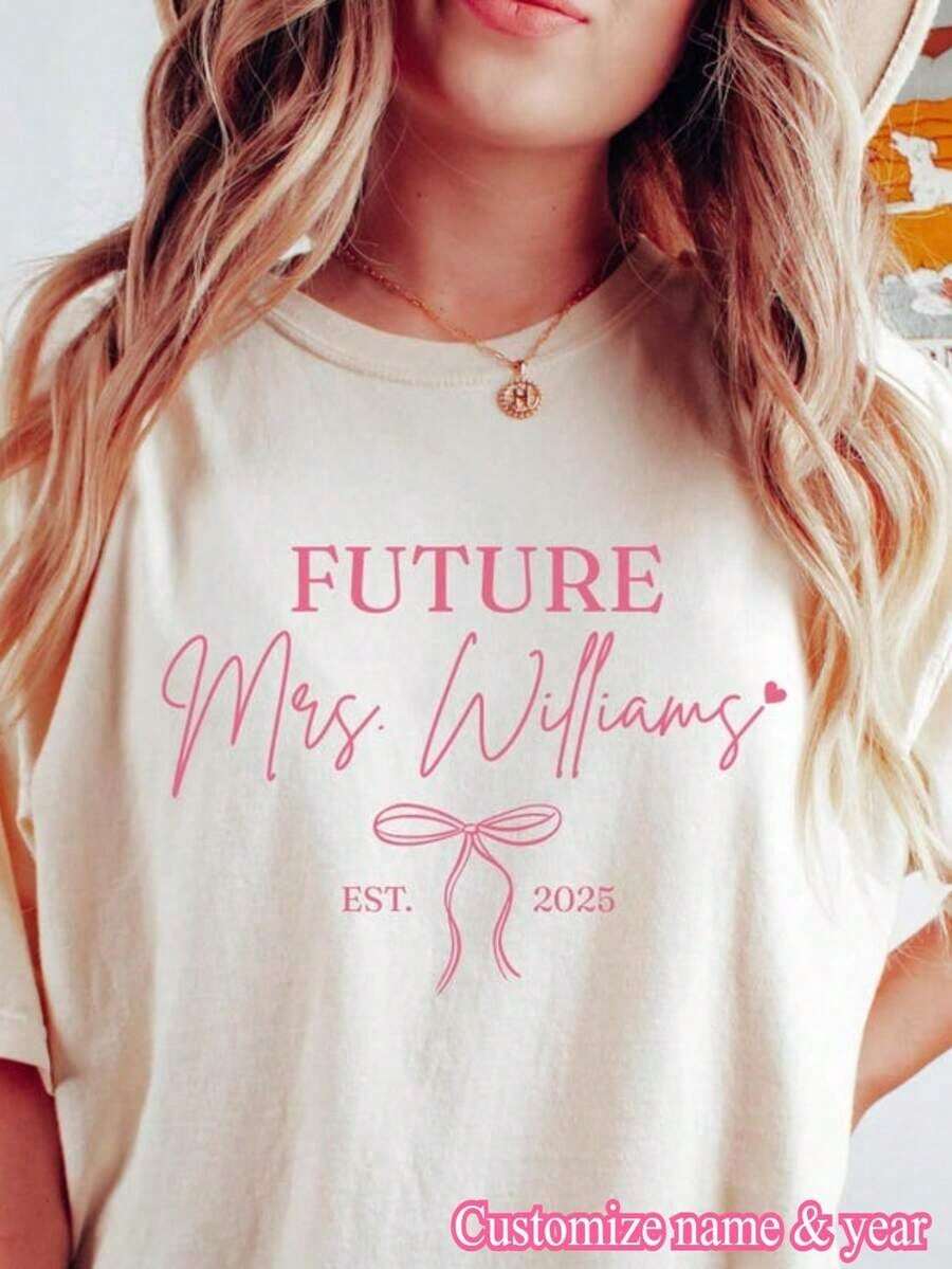 Futura Sra. Personalizada Camiseta Personalizada para Compromiso, Atuendo Coqueta para Fiesta de Solteras, Regalo para Futura Novia, Camiseta para Despedida de Soltera - Blanco - Ver 1