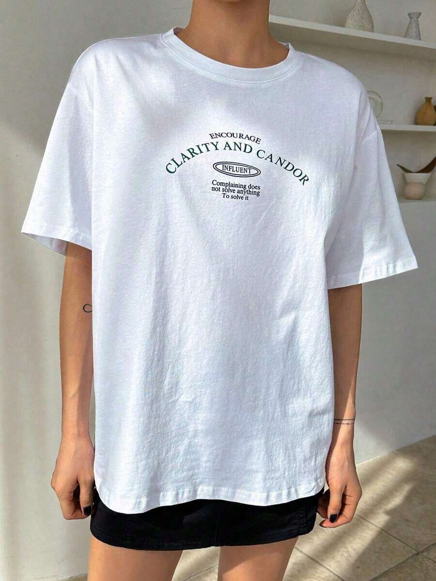 Una camiseta de manga corta para mujer con estilo retro americano, de corte holgado y con diseño estampado (los pantalones son solo para sugerencias de estilo). Esta pieza sencilla y elegante presenta un patrón de letras impresas con temática tropical, lo que la convierte en un elemento imprescindible para crear un look relajado de vacaciones, perfecto para ocasiones como el Día del Trabajo y el Día de la Independencia de México. - Blanco - Ver 1