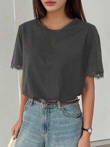 Camiseta de mujer de cuello redondo con encaje de contraste, de manga corta y holgada, para uso casual diario en verano, de vestir informal para mujeres - Gris - Ver 7