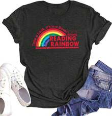 Playera de lectura arcoíris para mujer: camiseta de lectura para profesores, playera divertida con gráficos de arcoíris, regalo para amantes de los libros. - Negro - Ver 1