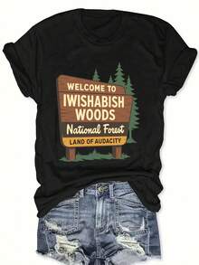Tallas grandes, ropa de mujer de talla grande, camiseta con temática de bosque, corte ajustado, diseño gráfico informal con la frase 'WELCOME to IWISHABISH WOODS', negra con diseño de pinos y hierba verde, perfecta para... - Negro - Ver 1