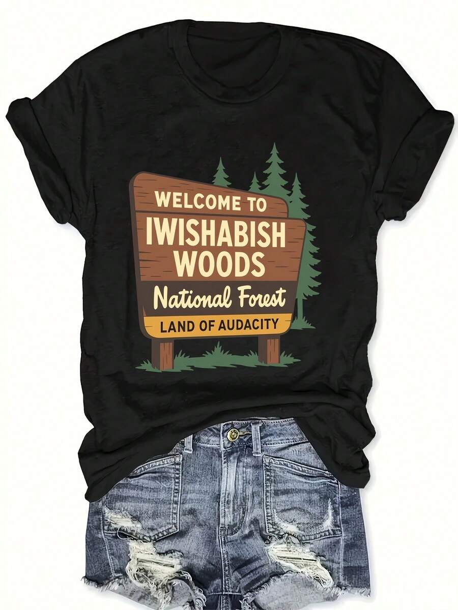 Tallas grandes, ropa de mujer de talla grande, camiseta con temática de bosque, corte ajustado, diseño gráfico informal con la frase 'WELCOME to IWISHABISH WOODS', negra con diseño de pinos y hierba verde, perfecta para... - Negro - Ver 1