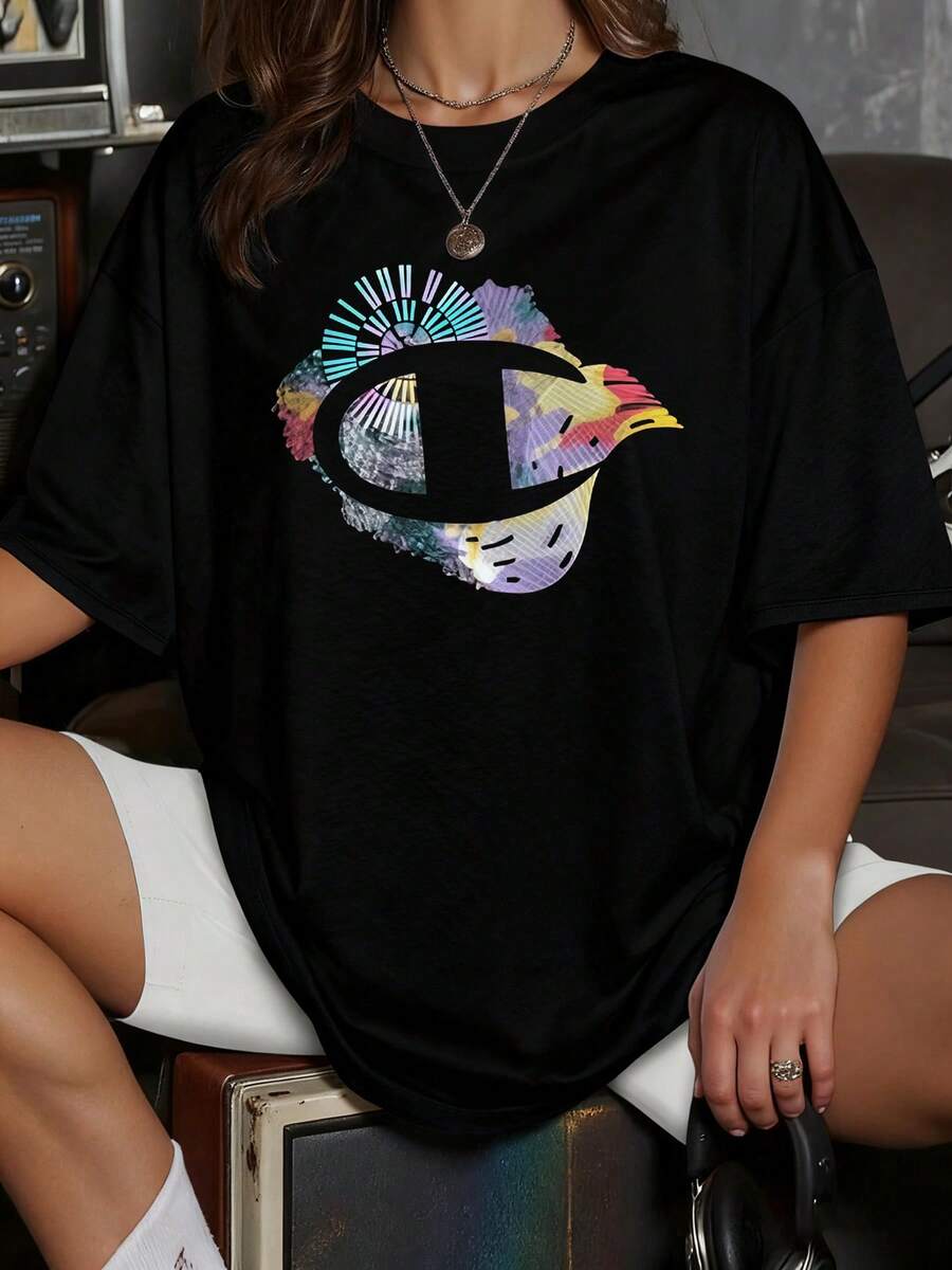 Abstract Circle With Purple, Blue, And Yellow Tones Representing Balance And Positive Energy In Motion. Comfortable And Modern Women's T-Shirt, Perfect For Everyday Wear. - 黑色 - 查看 1