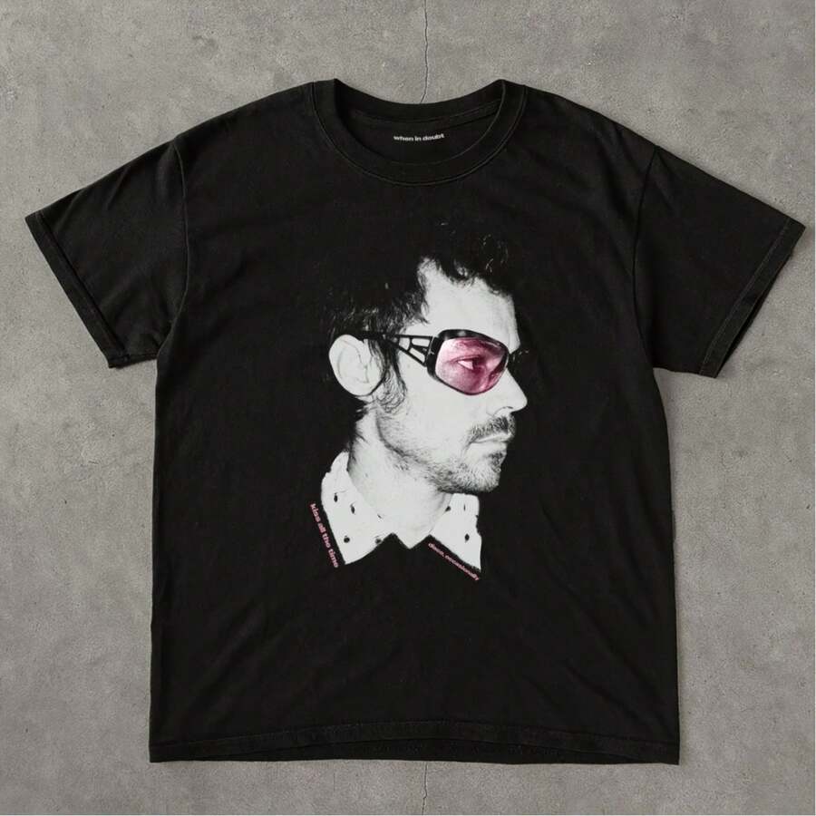 Harrtes Graphic Uni Tee, HS New Tour New Album Kiss All The Time Graphic T shirt, YK Concerlassic Top220g heavyweight 100% cotton T-shirt. Butterfly print. Unisex sizing. Round neck inspirational T-shirt. Cute and beautiful Y2K-inspired summer top, perfect for the outdoors, home, work, or street wear. Casual, loose-fitting everyday T-shirt. - Negro - Ver 1