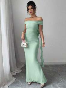 Vestido elegante de mujer con un hombro descubierto, fruncido, silueta entallada y parche en la cintura con lazo - verde menta - Ver 4