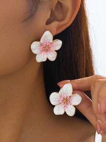 1 buah Anting-anting Retro Prancis dengan Motif Bunga Besar yang Berlebihan, Anting-anting Mewah dan Elegan. - Tetesan minyak berwarna merah muda - View 1