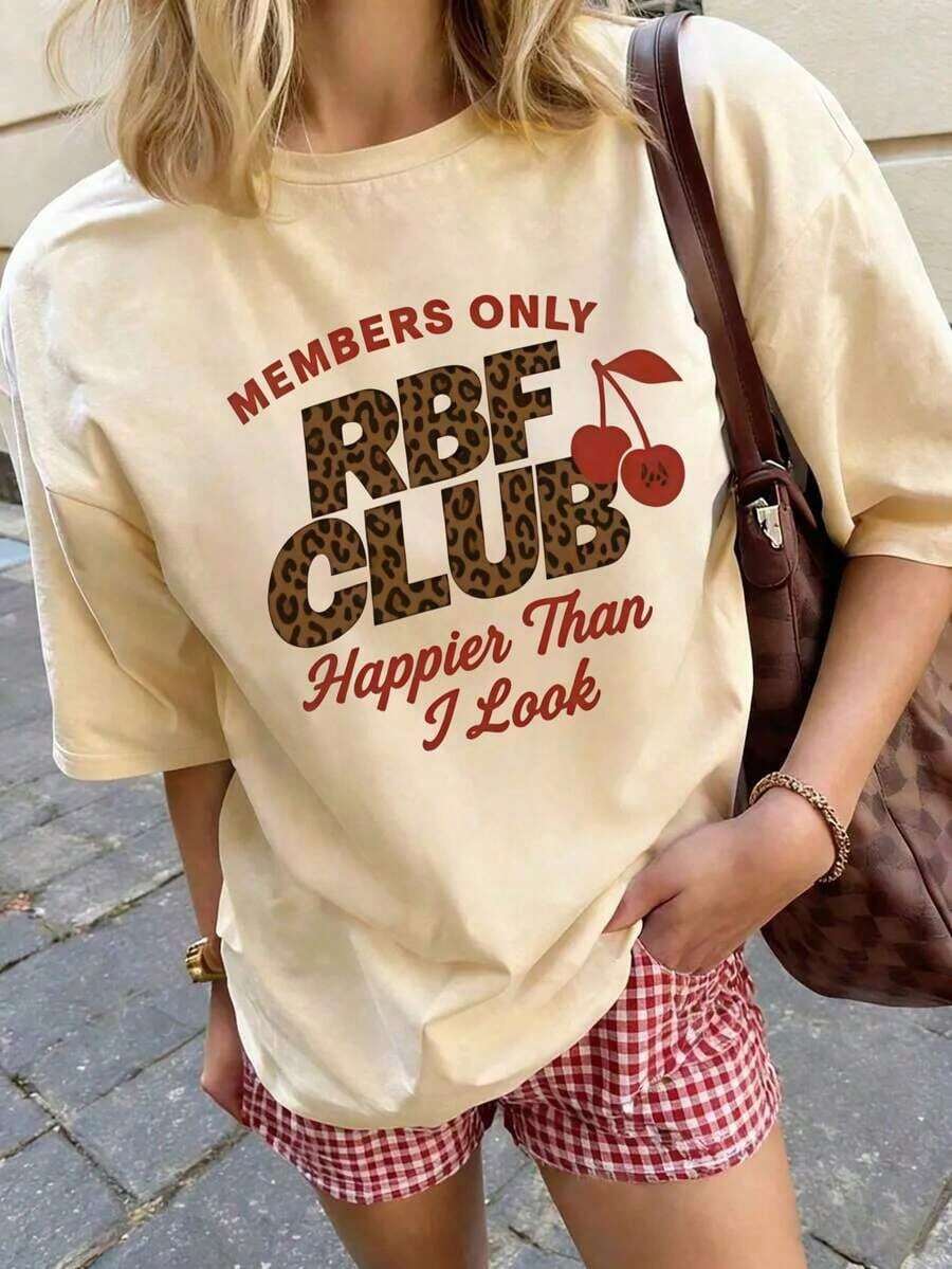 Nueva camiseta de manga corta con cuello redondo para mujer 2026. Hecho de 100% algodón puro con un corte holgado. Estilo casual y versátil combinado con estampados de moda, un elemento esencial del guardarropa. Perfecto para el transporte diario, citas informales y ropa urbana. - Beis - Ver 1