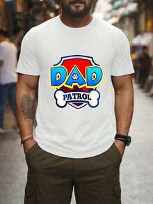 El patrón representa la insignia de un equipo de rescate canino liderado por un padre, con las palabras DAD y PATROL prominentes junto al simbolo de huella, simbolizando unidad y protección camiseta de hombre FCKF - Blanco - Ver 8