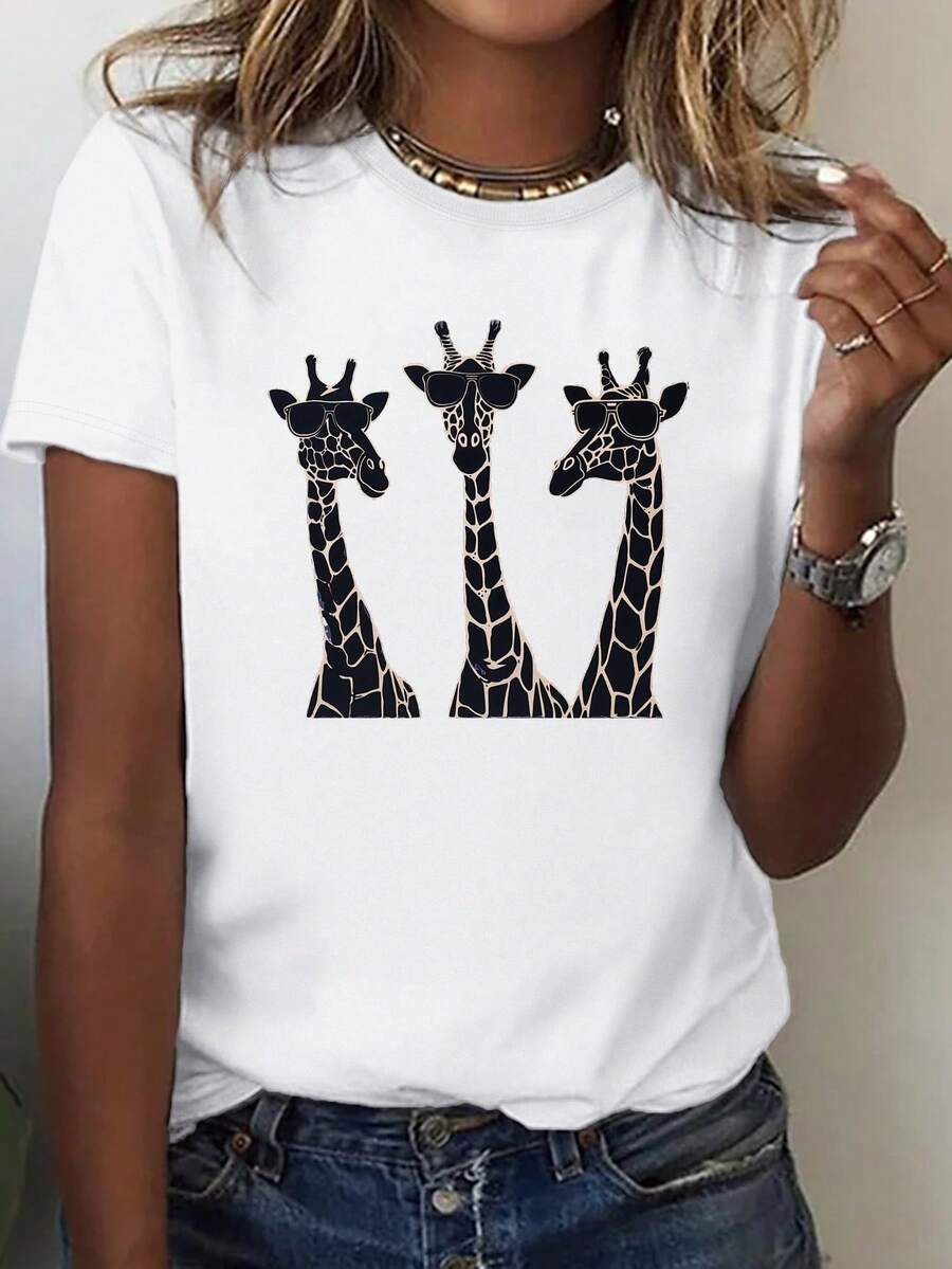 OversizeCamiseta estampada con una jirafa delgada y juguetona con gafas de sol, camiseta casual de manga corta y cuello redondo para primavera y verano, ropa femenina linda. - Blanco - Ver 1