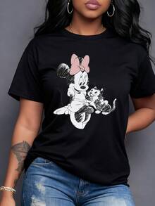Figura de ratoncita alegre con lazo rosa abrazando a un pequeño gato mostrando ternura y amistad en cada trazo camiseta para mujer casual moderna y cómoda para uso diario - Negro - Ver 1