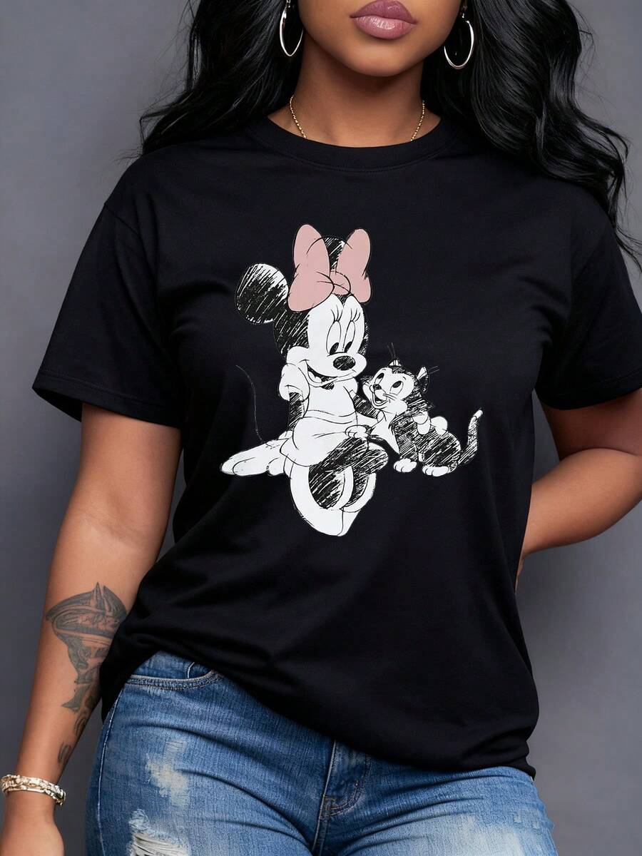 Figura de ratoncita alegre con lazo rosa abrazando a un pequeño gato mostrando ternura y amistad en cada trazo camiseta para mujer casual moderna y cómoda para uso diario - Negro - Ver 1