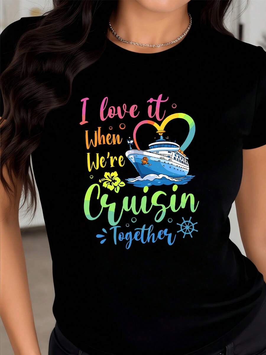 Corazón colorido junto a un barco de crucero que simboliza amor aventura y unión en cada viaje bajo el sol con detalles marinos y energía positiva camiseta de mujer ideal para viajes románticos y días alegres - Negro - Ver 1